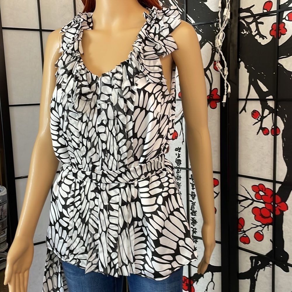WHITE House/Black Market Size Small Flowy Sleeveless/Lined Top. In EUC. - Picture 5 of 12